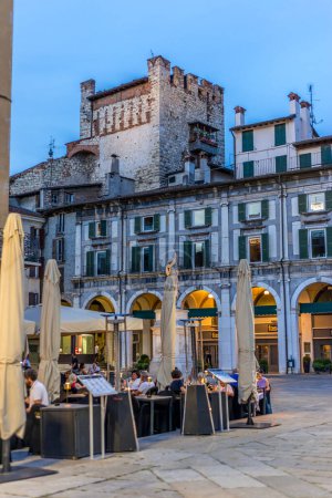 Téléchargez les photos : BRESCIA, ITALIE - 14 août 2023 : centre historique de Brescia en été avec des personnes marchant et mangeant au restaurant - en image libre de droit