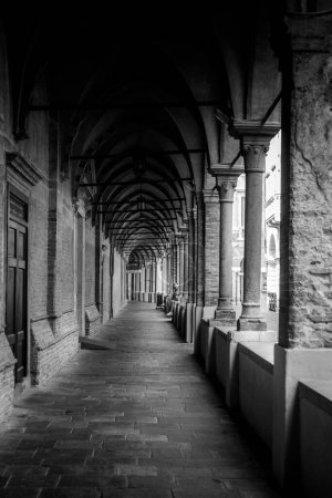 Foto de PADOVA, ITALIA - 16 de agosto de 2023: caminar bajo los arcos de Padua en blanco y negro - Imagen libre de derechos