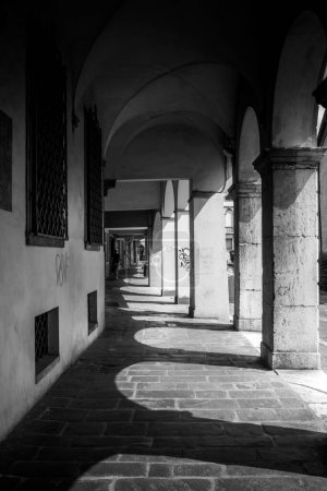 Foto de Caminar bajo los arcos de Padua en blanco y negro - Imagen libre de derechos