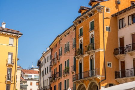 Téléchargez les photos : Maisons colorées sur la place du centre de Vicenza - en image libre de droit
