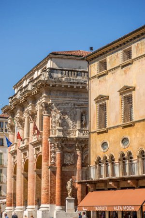 Téléchargez les photos : VICENZA, ITALIE - 19 août 2023 : maisons colorées sur la place du centre de Vicence - en image libre de droit
