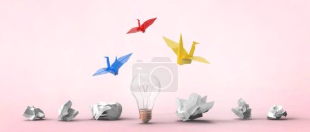 Bombilla de luz con la creación de nuevas ideas e ideas en las ideas de desarrollo de negocios a través de pájaro de papel plegable en fondo rojo. espacio de copia, banner, sitio web, poste - 3d renderizado