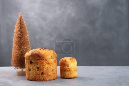 Foto de Panettone es el tradicional pan dulce italiano de Milán para Navidad. Foto de alta calidad - Imagen libre de derechos