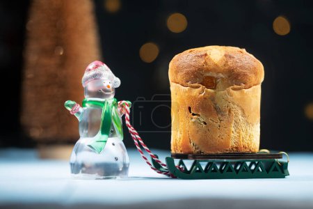Foto de Panettone es el tradicional pan dulce italiano de Milán para Navidad sobre un fondo oscuro. Foto de alta calidad - Imagen libre de derechos