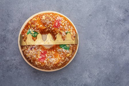 Téléchargez les photos : Roscon est une pâtisserie de Noël espagnole traditionnelle faite avec de la pâte, de la crème au beurre douce et des fruits confits. Ce plat est servi à la table de fête en Espagne et en Amérique latine. Vue d'en haut - en image libre de droit