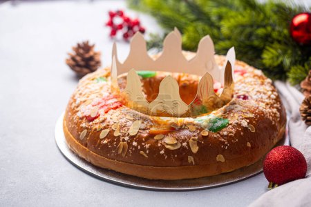 Téléchargez les photos : Roscon est une pâtisserie traditionnelle espagnole de Noël, décorée avec couronne. Ce plat est servi à la table festive en Espagne et en Amérique latine - en image libre de droit