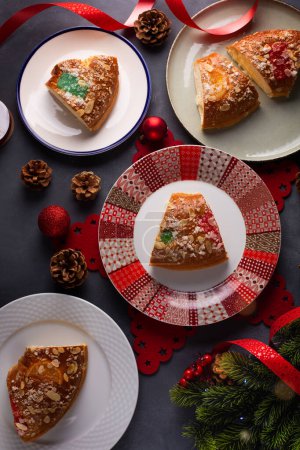 Téléchargez les photos : Roscon isolé sur fond blanc. Pâtisserie de Noël traditionnelle espagnole préparée avec des fruits secs et de la crème Ce plat est servi à la table festive en Espagne - en image libre de droit