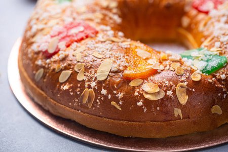 Téléchargez les photos : Gâteau de pâtisserie de Noël espagnol traditionnel Roscon, gros plan. Ce plat est servi à la table festive en Espagne et en Amérique latine - en image libre de droit