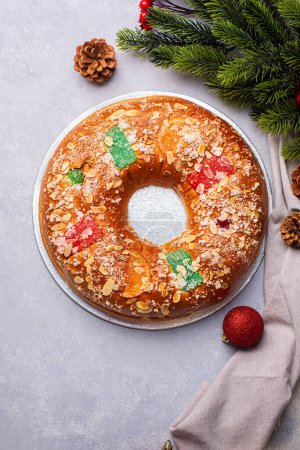 Téléchargez les photos : Roscon est un gâteau de pâtisserie de Noël espagnol traditionnel, vue de dessus, avec décoration de Noël - en image libre de droit