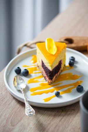 Foto de Trozo de pastel crudo sin hornear hecho con dátiles, anacardos y mango. Foto de alta calidad - Imagen libre de derechos
