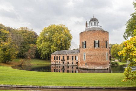 Téléchargez les photos : Château Rosendael dans la place Rozendaal aux Pays-Bas. Photo de haute qualité d'un vieux château. - en image libre de droit