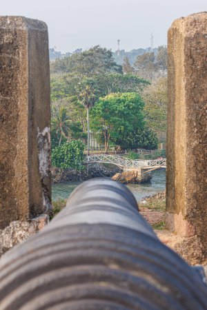 Foto de Vista desde un cañón en el fuerte Halle en Sri Lanka. Foto de alta calidad una vista sobre un cañón. - Imagen libre de derechos