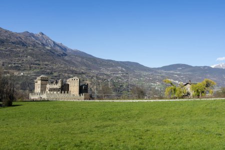 Téléchargez les photos : Vue panoramique du château de Fnis Vallée d'Aoste Italie - en image libre de droit