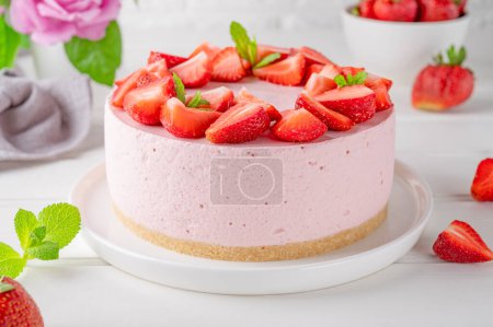 Photo for No bake cheesecake with fresh strawberries on a white wooden background. Summer dessert. Selective focus. Copy space - Royalty Free Image