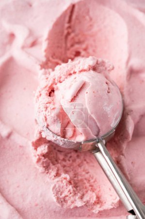Téléchargez les photos : Glace aux fraises avec cuillère. Crème glacée fond alimentaire. Gros plan, vue de dessus - en image libre de droit