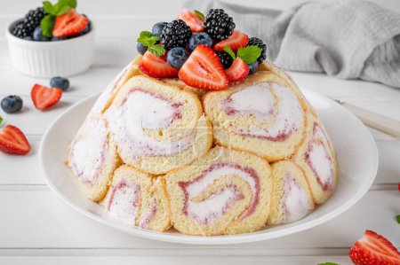 Charlotte Royale Kuchen mit Erdbeercreme im Inneren und verzierten frischen Beeren. Leckerer Sommerkuchen