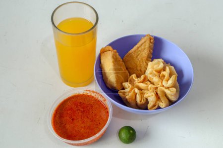 Batagor y Siomay con salsa de maní y zumo de naranja un plato tradicional indonesio de Bandung