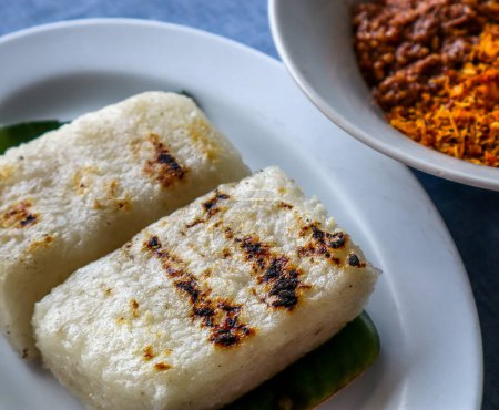 Ulen Traditional Food de Lembang, Indonésie, Riz collant grillé, flocons de noix de coco et sauce aux arachides
