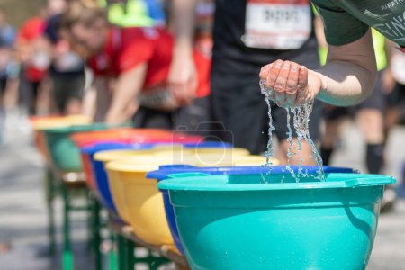 Foto de Participantes en la maratón de Hamburgo refrescarse con agua de cuencos de plástico - Imagen libre de derechos