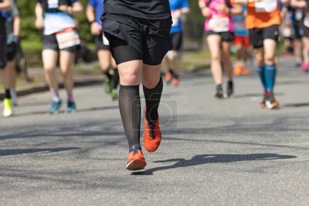 Foto de Marathon runner con calcetines negros y zapatos rojos - Imagen libre de derechos