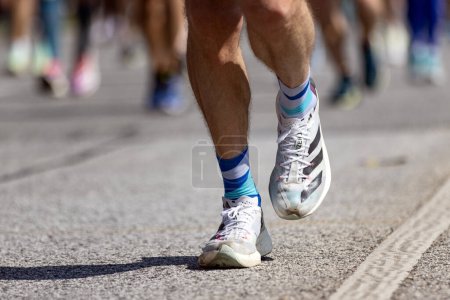 Foto de Hamburgo, Alemania - 04232023: corredor con zapatillas adidas en la maratón de Hamburgo - Imagen libre de derechos