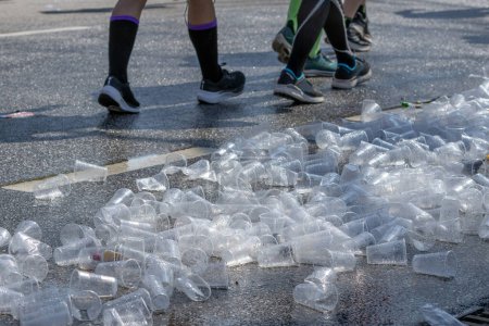 Foto de Vasos de plástico desechados al margen de la maratón de Hamburgo - Imagen libre de derechos