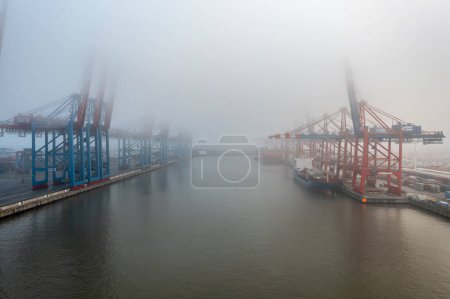 Téléchargez les photos : Le port de Waltershofer à Hambourg par une journée brumeuse - en image libre de droit