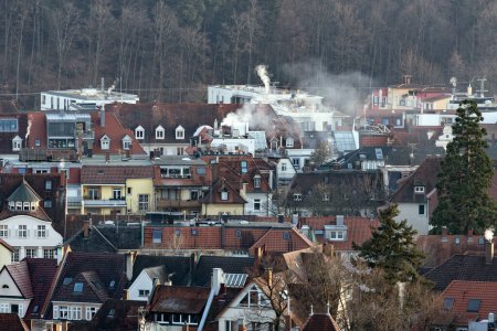 Dachlandschaft in Freiburg mit rauchenden Schloten