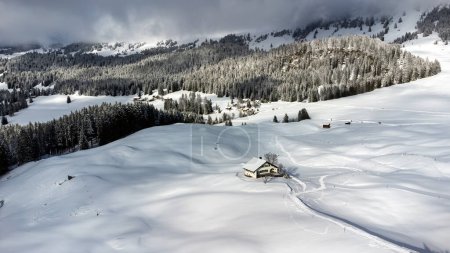 abgelegenes Haus auf einem winterlichen Plateau