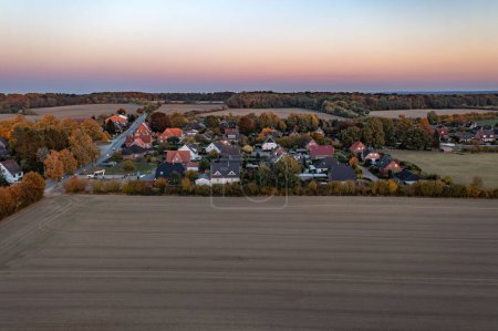 Luftaufnahme einer Siedlung mit Einfamilienhäusern
