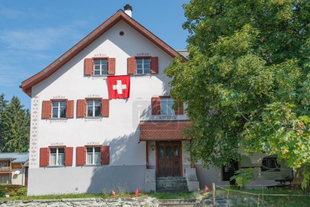 edificio residencial tradicional con bandera suiza