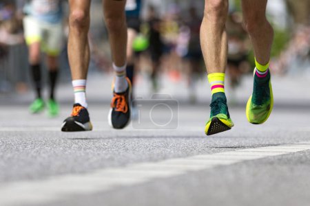 Foto de Los pies de dos corredores de maratón en el aire - Imagen libre de derechos