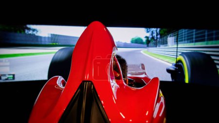 Ferrari test drive simulator kokpit i siedziba w Muzeum Ferrari w Maranello, Włochy, 4 kwietnia 2022