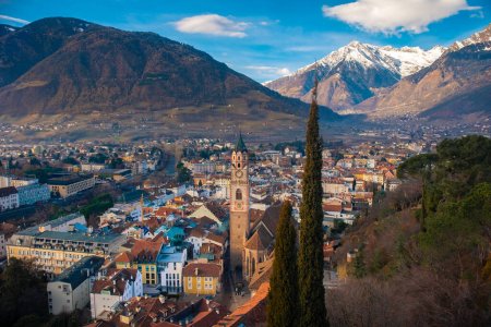 Téléchargez les photos : Merano centre-ville vue panoramique aérienne. Merano ou Meran est une ville italienne du Tyrol du Sud. Photo de haute qualité - en image libre de droit