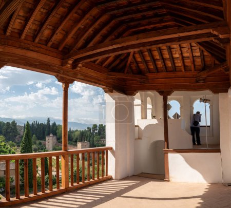 Foto de Vista del techo artesonado de madera de la planta superior del Palacio de la Almunia con vistas a la Alhambra - Imagen libre de derechos