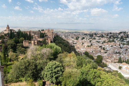 Foto de Vista de la Alhambra, bosque y Albaicín desde el Generalife - Imagen libre de derechos