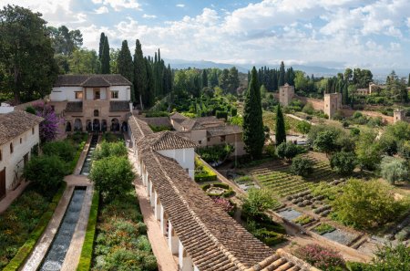 Téléchargez les photos : Patio du canal d'irrigation Almunia Palace dans le Generalife avec fontaines, fontaines et jardins avec haies - en image libre de droit
