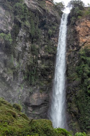 Blisko do góry widok wielkiego wodospadu na górze cerrrado biome w zachodnio-środkowej Brazylii. Krajobraz. Mocna woda. Fotograf przyrody