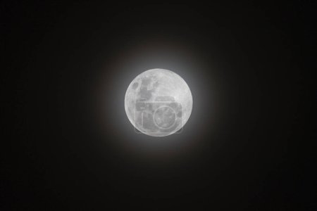 Téléchargez les photos : The halo of the full moon. - en image libre de droit
