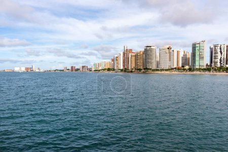 Foto de Vista desde el paseo marítimo de la ciudad de Fortaleza, Estado de Ceara, en el noreste de Brasil. Turismo. Cityscape.psd - Imagen libre de derechos
