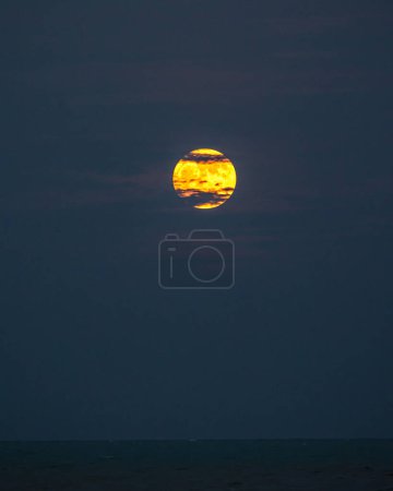 Téléchargez les photos : La superlune sous la mer des Caraïbes. Astronomie. La nature. Pleine lune. - en image libre de droit