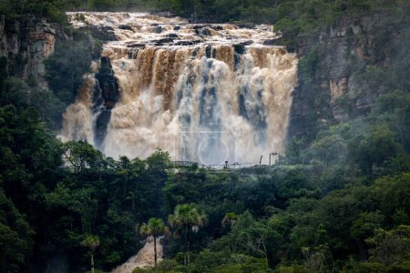 Una vista de cerca de una gran cascada en una montaña del bioma cerrrado en el centro-oeste de Brasil. Paisaje. Agua fuerte. Fotógrafo de naturaleza