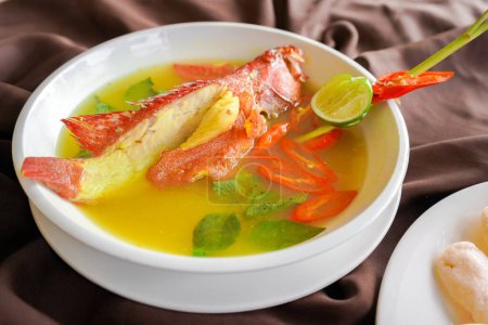 Téléchargez les photos : Soupe de poisson jaune, nourriture asiatique - en image libre de droit