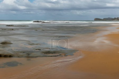 Téléchargez les photos : Longue exposition du plateau rocheux à la plage avec effet Orton - en image libre de droit