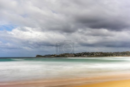 Téléchargez les photos : Longue exposition de l'océan avec des nuages à Terrigal Beach - en image libre de droit