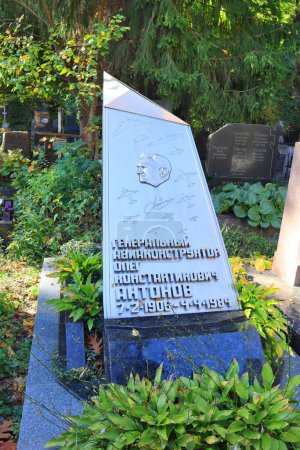 Foto de Tumba del diseñador de aviones Oleg Antonov en el cementerio de Baikove en Kiev, Ucrania - Imagen libre de derechos