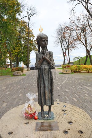 Téléchargez les photos : Sculpture en bronze d'une jeune fille avec des oreilles de blé près du Musée national "Mémorial aux victimes de l'holodomor" à Kiev, Ukraine - en image libre de droit