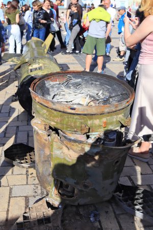 Téléchargez les photos : Détruite de matériel militaire rouillé sur la place Sofievskaïa à Kiev, en Ukraine - en image libre de droit