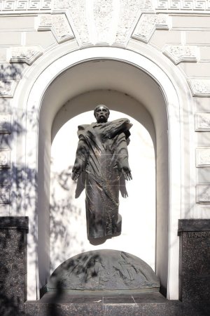Foto de Monumento a Taras Shevchenko cerca del Museo Nacional de Taras Shevchenko en Kiev, Ucrania - Imagen libre de derechos