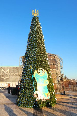 Foto de Árbol de Navidad en la Plaza Sophia en tiempo de guerra en Kiev, Ucrania - Imagen libre de derechos